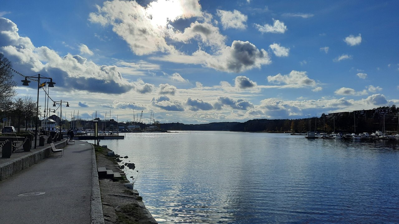 Kajen i Gustavsbergs hamn i varmt ljus.