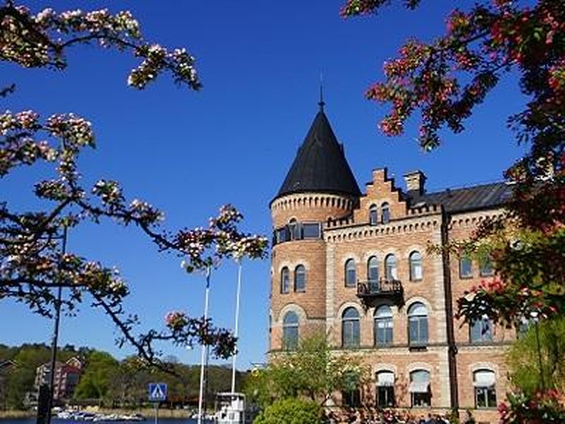 Tornhuset i rött tegel vid vattnet i Gustavsbergs hamn.
